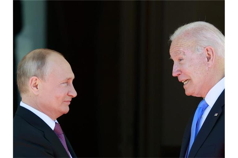 Wladimir Putin (l) und Joe Biden bei ihrem Treffen in der "Villa la Grange" in Genf im vergangenen Sommer. Foto: Denis Balibouse/Pool Reuters/dpa