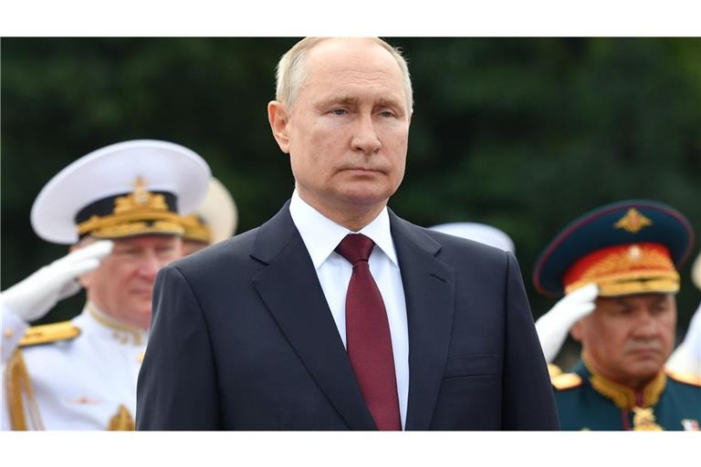 Wladimir Putin (M), Präsident von Russland: Das russische Parlament hat angesichts der anhaltenden Spannungen mit dem Westen ein Gesetz zur Schaffung eines eigenen Messengers verabschiedet (Archivfoto).