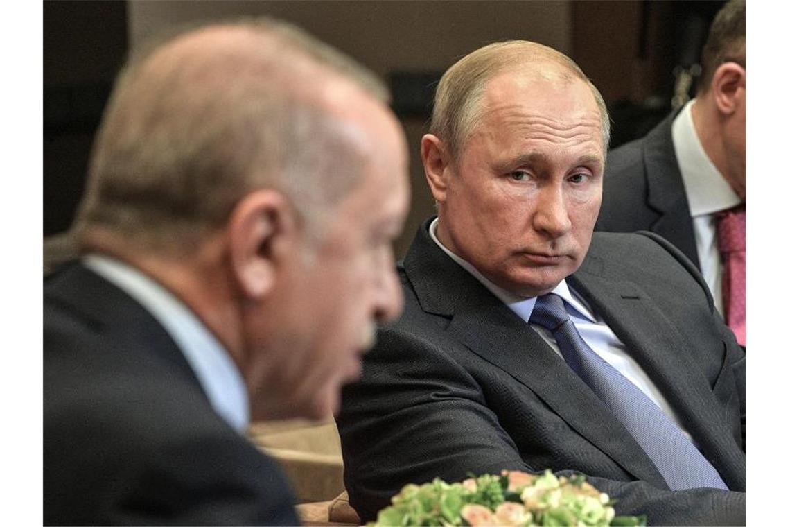 Wladimir Putin (M) und Recep Tayyip Erdogan (l.) handelten über sechs Stunden eine weitere Waffenruhe für Nordsyrien aus. Foto: -/Kremlin/dpa