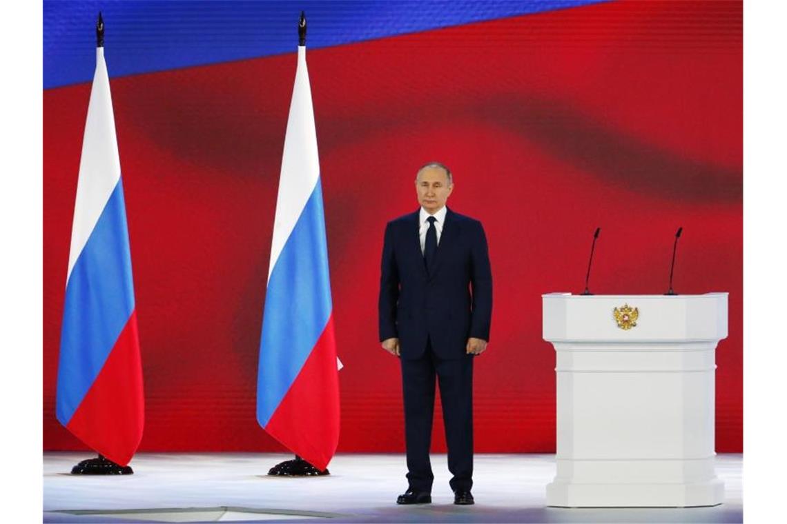 Putin warnt Westen vor Überschreiten der „roten Linie“ Wladimir Putin, Präsident von Russland, hört die Nationalhymne nach seiner jährlichen Rede an die Nation. Foto: Alexander Zemlianichenko/AP Pool/dpa