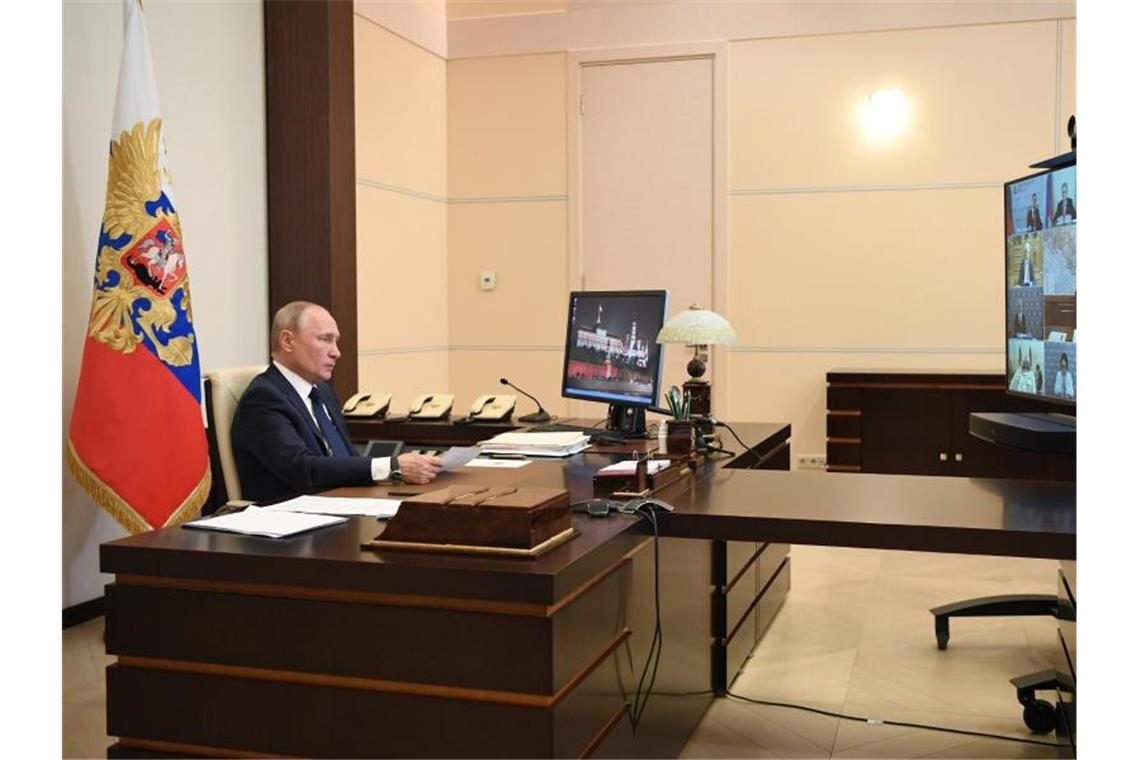 Wladimir Putin, Präsident von Russland, wendet sich per Videokonferenz aus dem Anwesen Nowo-Ogarjowo in einer Fernsehansprache an die Nation. Foto: Alexei Nikolsky/Pool Sputnik Kremlin/AP/dpa