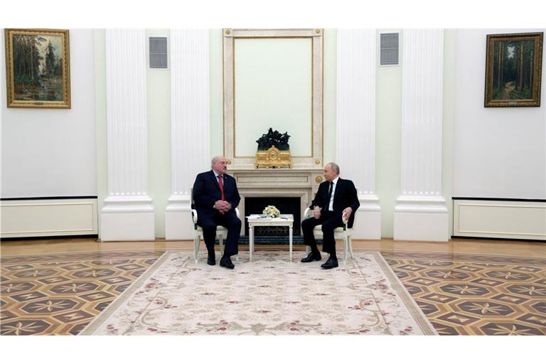 Wladimir Putin (r) und Alexander Lukaschenko im Kreml.