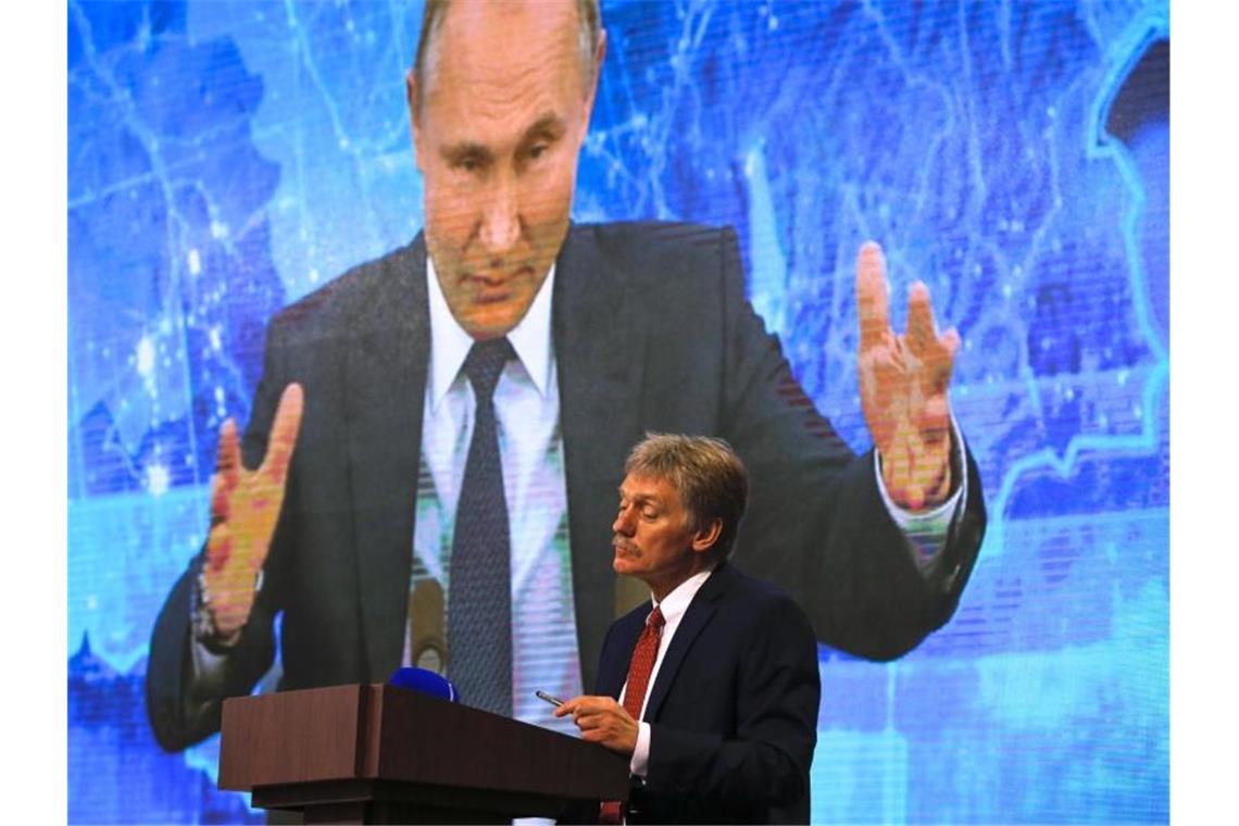 EU setzt Sanktionen gegen russische Oligarchen in Kraft Wladimir Putin spricht bei einer Pressekonferenz per Video zu Medienvertretern, Kremlsprecher Dmitri Peskow hört zu. Foto: Alexander Zemlianichenko/AP/dpa