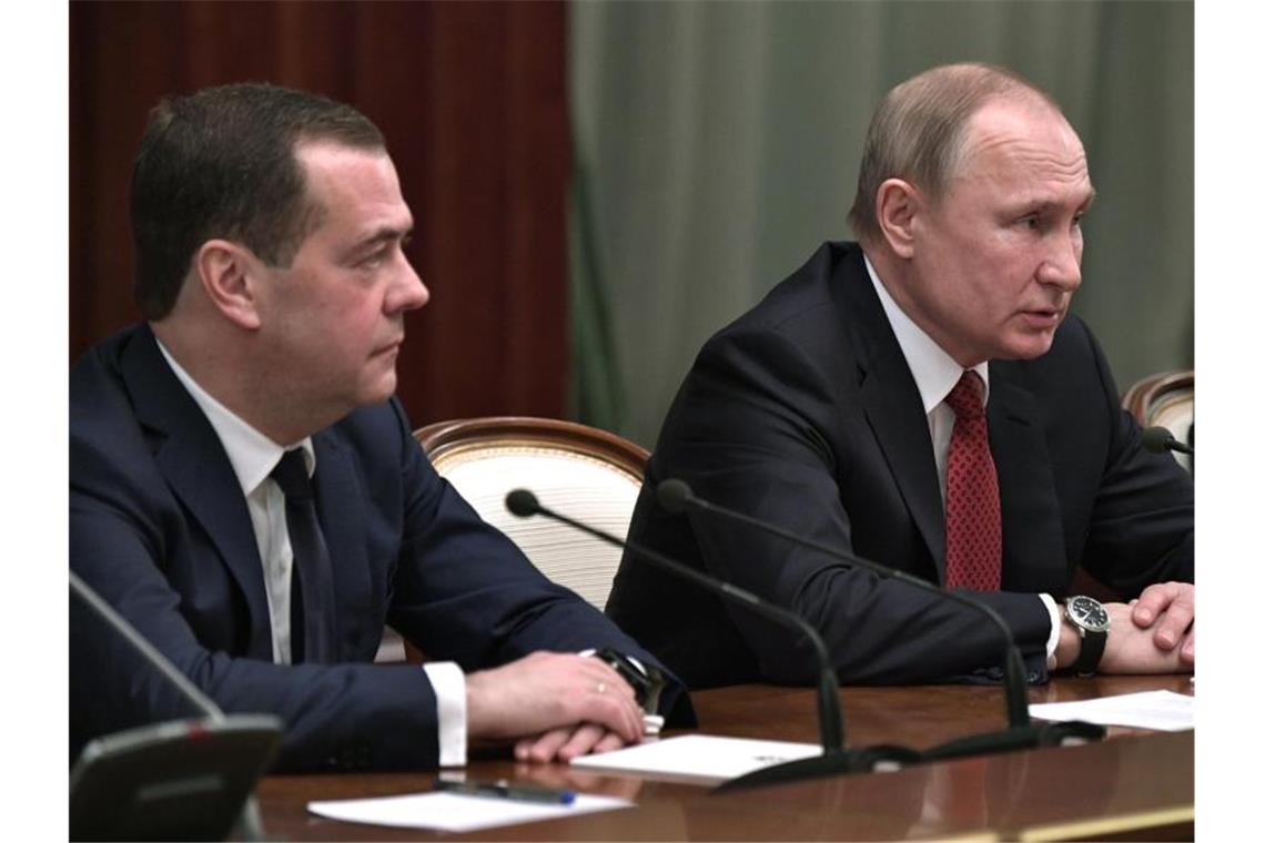 Gesamte russische Regierung tritt überraschend zurück Wladimir Putin und Dmitri Medwedew (l) bei einer Kabinettssitzung. Foto: Alexei Nikolsky/Sputnik/Kremlin Pool/AP/dpa
