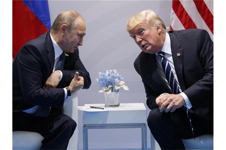 Wladimir Putin und Donald Trump 2017 während des G20-Gipfels in Hamburg. Foto: Evan Vucci/AP/dpa