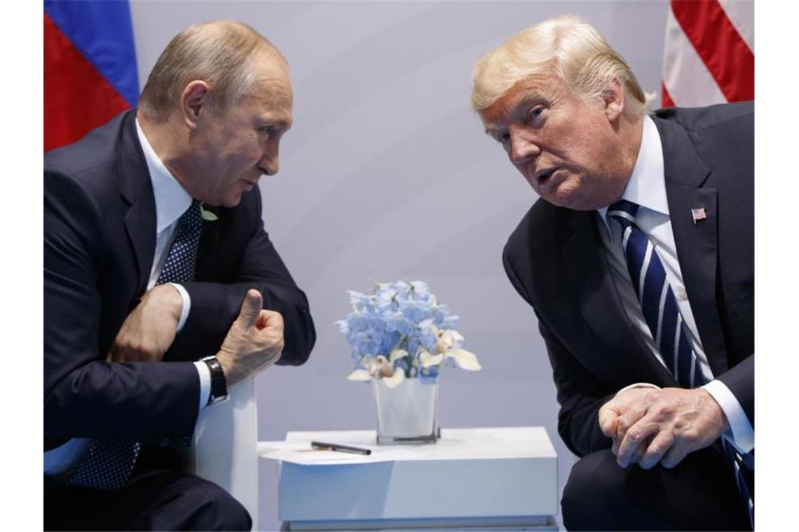 Moskau will laut US-Geheimdiensten Trumps Wahlsieg sichern Wladimir Putin und Donald Trump während eines G20-Gipfels im Sommer 2017. Foto: Evan Vucci/AP/dpa