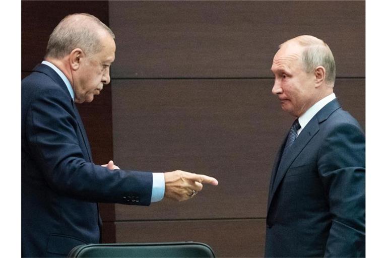 Wladimir Putin und Recep Tayyip Erdogan wollen am Sonntag telefonieren. Foto: Pavel Golovkin/AP Pool/dpa