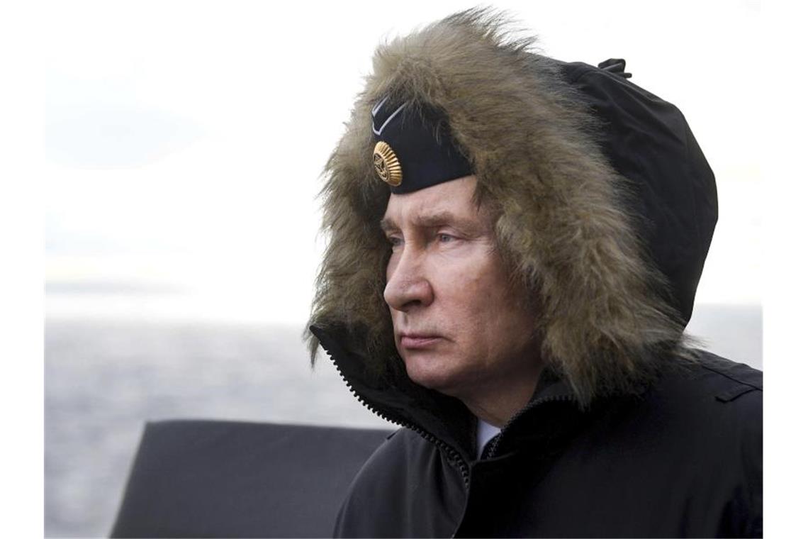 „Kinschal“: Das ist Russlands neue Hyperschallrakete Wladimir Putin war persönlich vor Ort, als die Hyperschallrakete Kinschal erstmals offiziell bei einem Manöver am Schwarzen Meer eingesetzt wurde. Foto: Alexei Druzhinin/Pool Sputnik Kremlin/AP/dpa