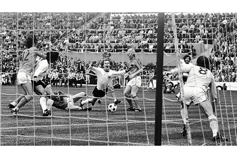 WM-Finale 1974: Bernd Hölzenbein bleibt am Bein des Holländers  Wim Jansen hängen und fällt – Elfmeter für Deutschland.
