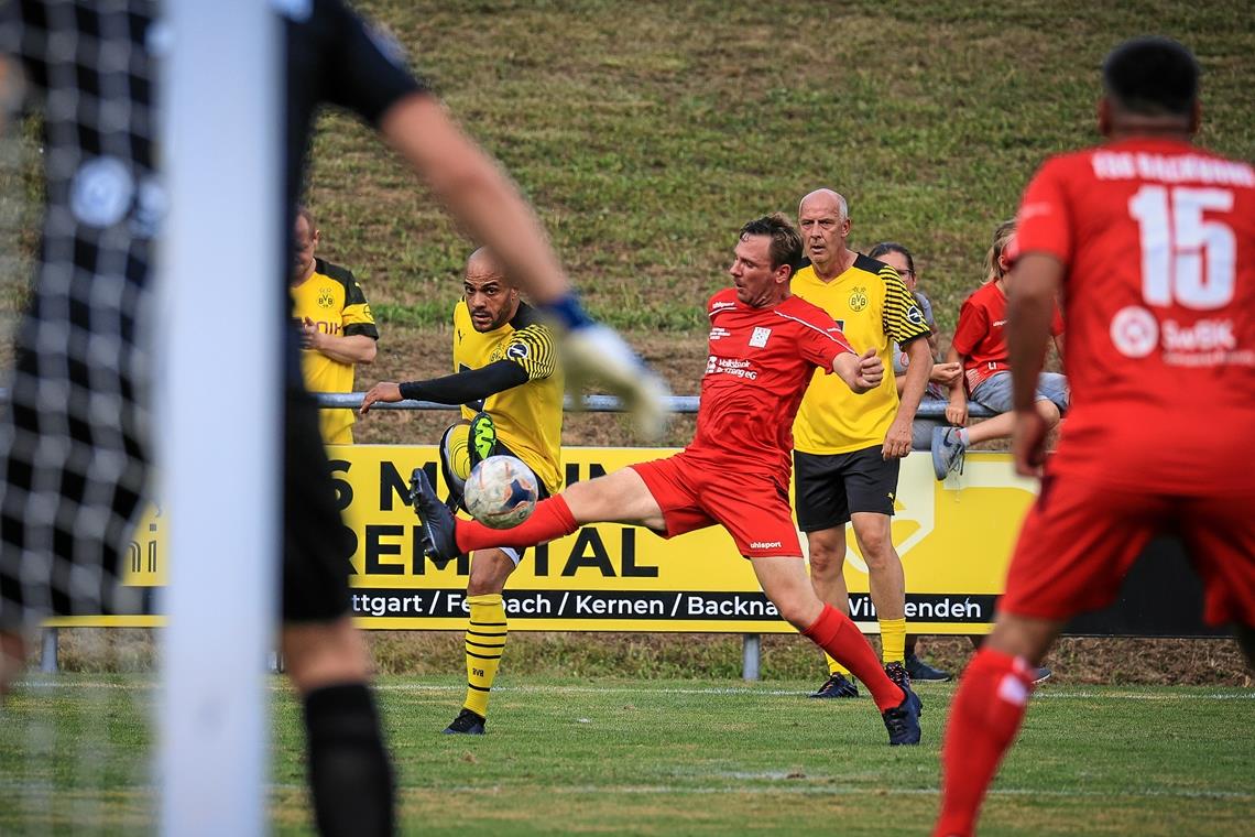 Sportkreisjubiläum mit BVB-Traditionself: Mario Basler als Überraschungsgast WM-Held David Odonkor flankt, Oliver Koretz kann es nicht verhindern und Mario Basler schaut interessiert zu. Foto: Alexander Becher