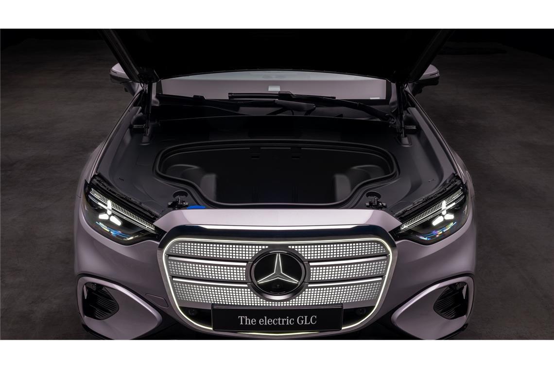 Warum Mercedes mit dem GLC zum Erfolg verdammt ist Wo beim Verbrenner der Motor sitzt, gibt es beim vollelektrischen GLC reichlich zusätzlichen Stauraum.