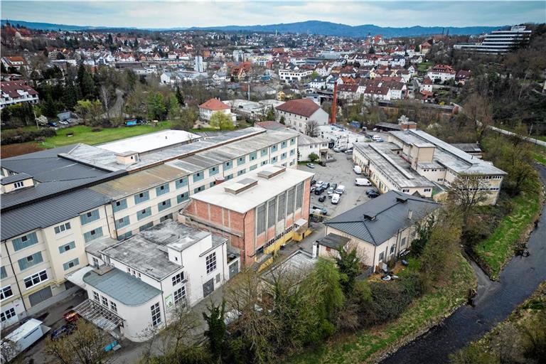 Wo bisher alte Industriehallen das Bild bestimmen, soll ein modernes Stadtquartier entstehen. Bis jetzt ist davon aber noch nichts zu sehen. Foto: Alexander Becher