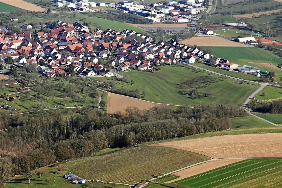 Schwierige Suche nach der besten Lösung Wo der Weg in Richtung Söllbach von der Kreisstraße abgeht (rechts), wünschen sich viele Anlieger einen Kreisverkehr. An dieser Stelle – so ihre Meinung – könne auch das Baugebiet Brühl VI angebunden werden. Foto: W. Kuhnle