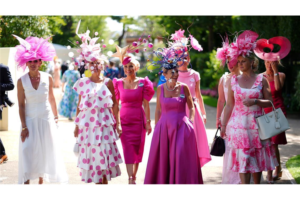 Bilder des Tages Wo die Hüte wichtiger sind als die Pferde: Besucherinnen kommen mit extravaganten Hüten zum zweiten Tag vom Pferderennen im britischen Ascot.