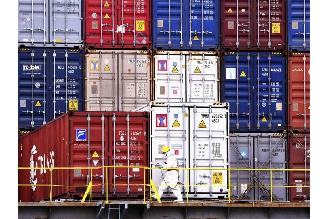 Wo globale Transportketten sonst wie Uhrwerke funktionieren, herrscht in der Coronapandemie Durcheinander - zum Verdruss von Wirtschaft und Verbrauchern. Foto: Uncredited/CHINATOPIX via AP/dpa/Symbolbild