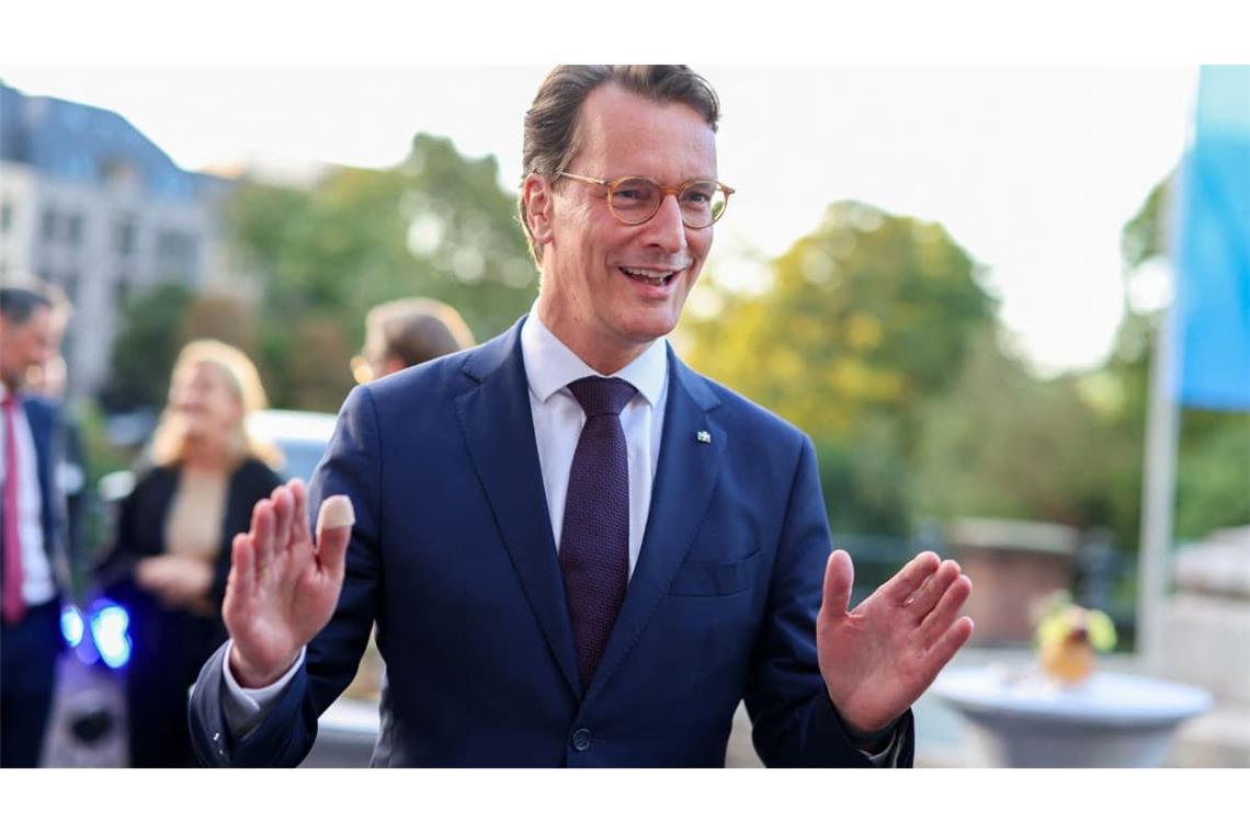 Wo immer er hinkommt, überall wartet auf Hendrik Wüst dieselbe Frage.