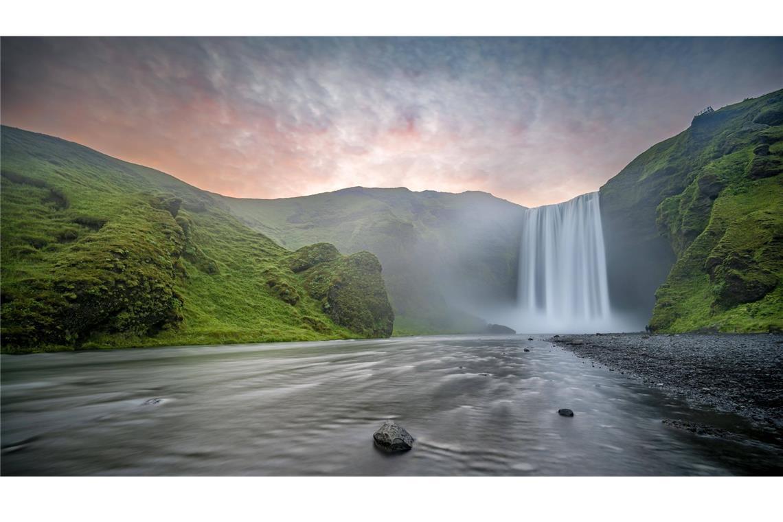 Warum der globale Wasservorrat plötzlich geschrumpft ist Wo sind all die Wassermassen hin? Skógafoss-Wasserfall in Island.