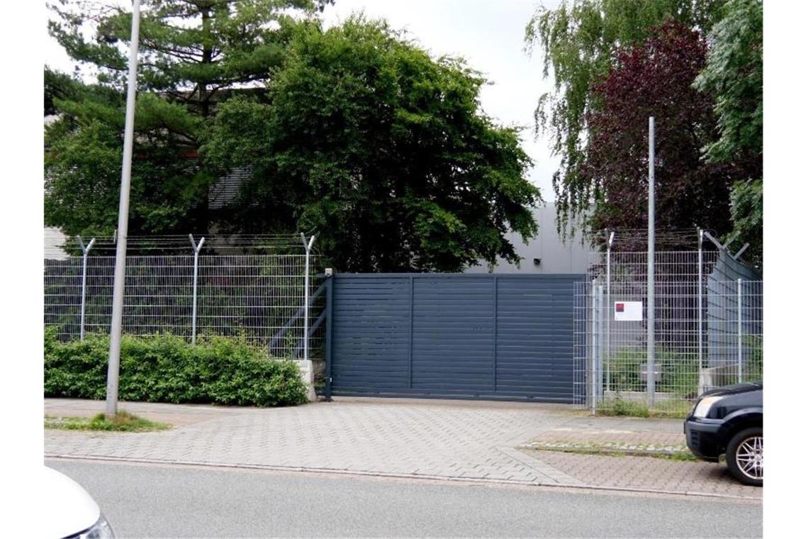 Wo sind die Millionen? Das Tor einer Firma für Geldtransporte in Bremen. Foto: Jörn Hüneke/TNN/dpa