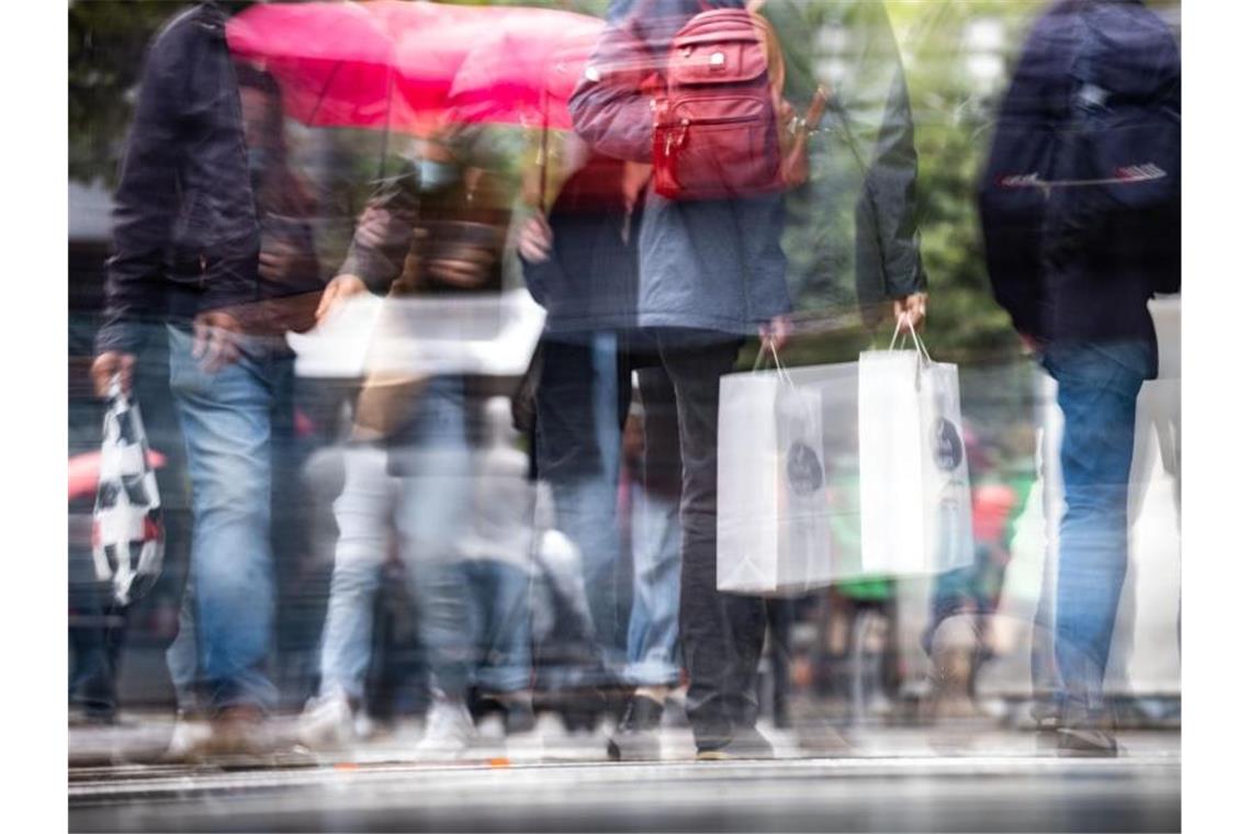 Was ist los in Deutschlands Corona-Hotspots? Wo stecken sich die Menschen an? Momentaufnahme von einer Einkaufstraße. Foto: Frank Rumpenhorst/dpa