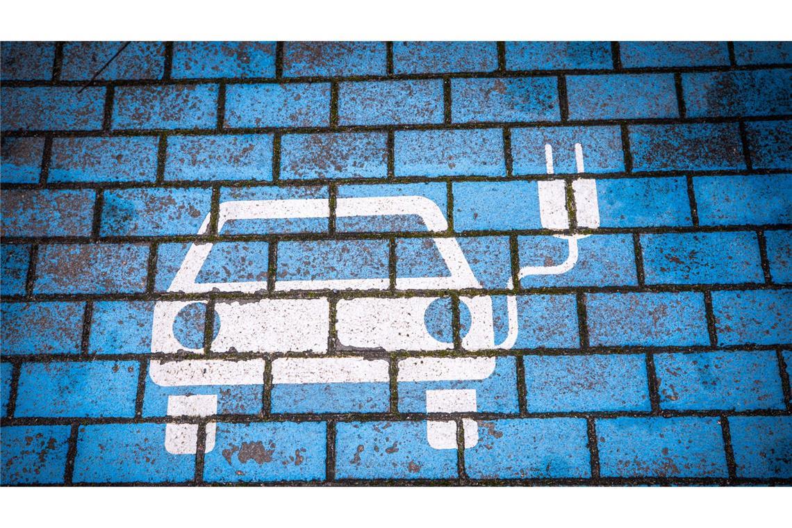 Wo und wie Elektroautos geladen werden können, spielt für ihre Verbreitung eine wichtige Rolle. (Archivbild)