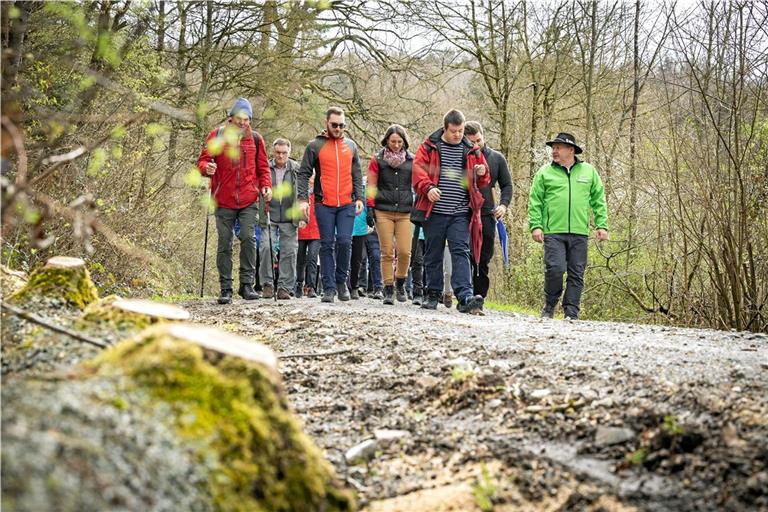 Wochenendtermine gehören für Amtsträgerinnen und Amtsträger zum Alltag. Am ersten Aprilsonntag dieses Jahres nehmen Kai-Uwe Ernst (Dritter von links), Patrizia Rall (daneben) und Daniel Bogner (Zweiter von rechts) an der Einweihung des Wanderwegs „Auweia“ teil.