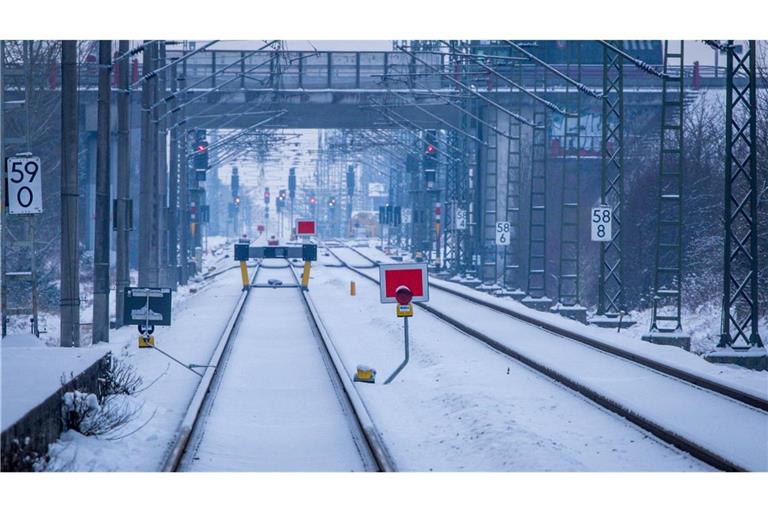 Wochenlanger Frost führte im Januar und Februar zu Verzögerungen bei der Sanierung der Bahnstrecke Hamburg-Berlin. (Archivbild)