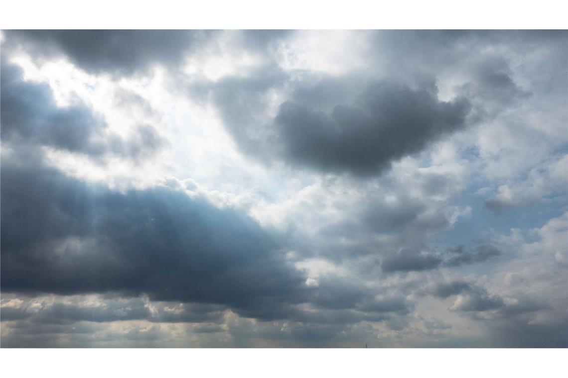Bilder des Tages Wochenstart durchwachsen: Wolken über Skyline in Frankfurt