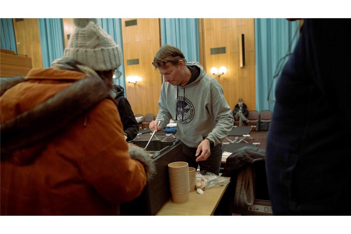 Wofram Keller vom Sportverein Zehlendorfer Wespen gehört zu den zahlreichen Freiwilligen die im Berliner Südwesten helfen.