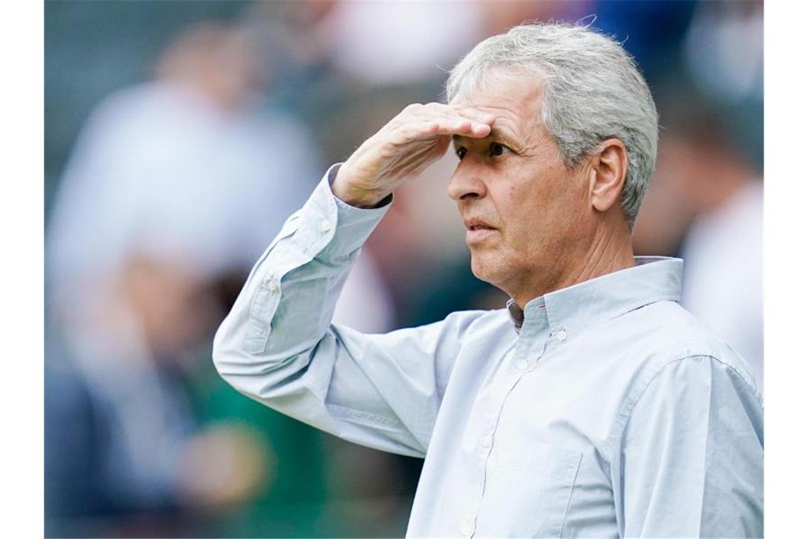 Zauberer und Zauderer: Wichtige Wochen für BVB-Coach Favre Wohin geht's für BVB-Trainer Lucien Favre?. Foto: Uwe Anspach/dpa