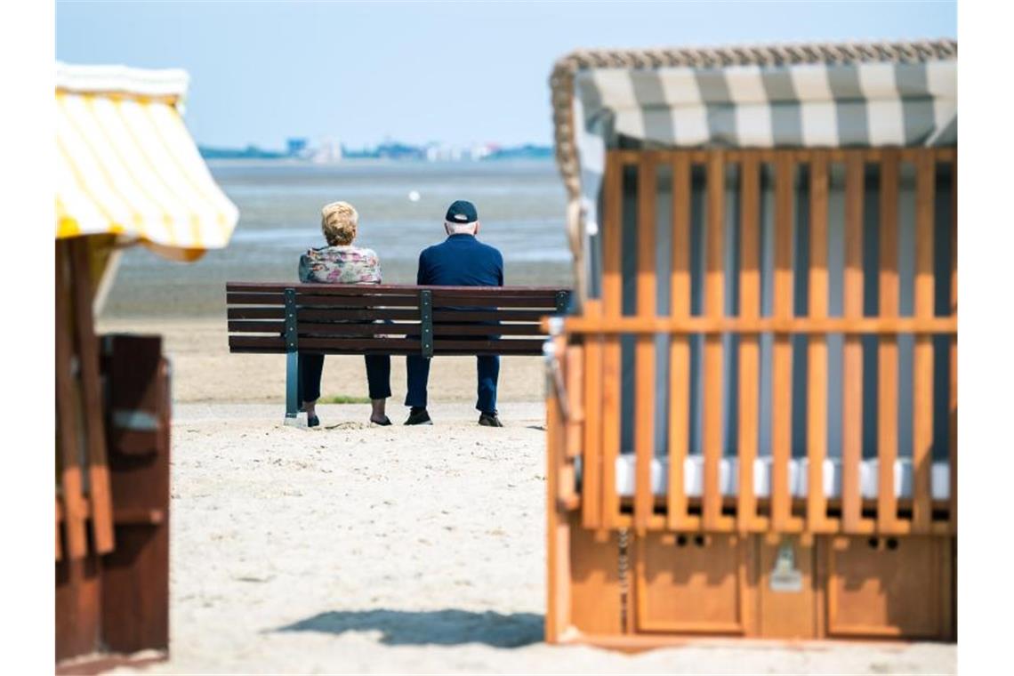 Hitze in Deutschland bringt möglicherweise Temperaturrekord Wohl dem, der jetzt ans Meer kann: Ein älteres Pärchen genießt das sonnige Wetter am Strand von Dangast. Foto: Mohssen Assanimoghaddam