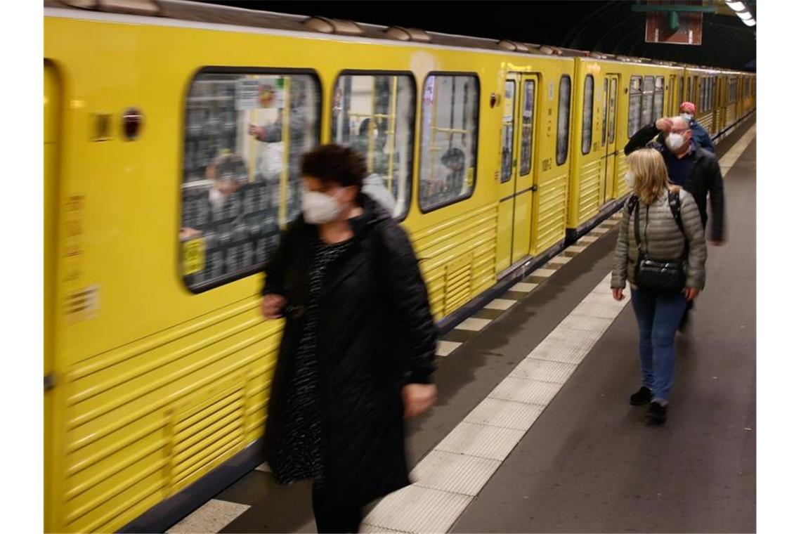 Unterwegs im 3G-Land: Was Fahrgäste wissen müssen Wohl in wenigen Tagen gilt in Bussen und Bahnen die 3G-Pflicht. Die Bundesregierung geht von Mittwoch aus. Foto: Carsten Koall/dpa