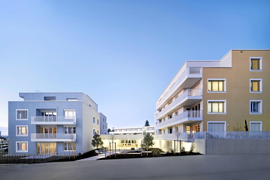 Vorbildliche Bauprojekte in Backnang prämiert „Wohnen im Quartier“ ist ein Backnanger Mehrgenerationenprojekt mit zwei Baukörpern mit je vier Etagen auf dem Areal des ehemaligen Kreiskrankenhauses. Der Verbindungsbau in der Mitte beherbergt unter anderem einen Gemeinschaftsraum.Foto: Werner Huthmacher