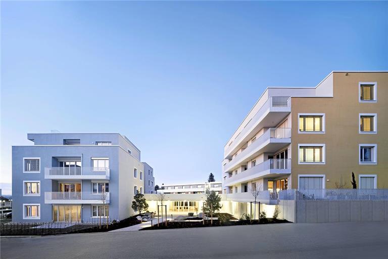 „Wohnen im Quartier“ ist ein Backnanger Mehrgenerationenprojekt mit zwei Baukörpern mit je vier Etagen auf dem Areal des ehemaligen Kreiskrankenhauses. Der Verbindungsbau in der Mitte beherbergt unter anderem einen Gemeinschaftsraum.Foto: Werner Huthmacher