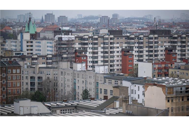 Wohnen in begehrten Gegenden kann ins Geld gehen. Zumindest heftige Preissprünge soll die Mietpreisbremse verhindern. (Archivbild)