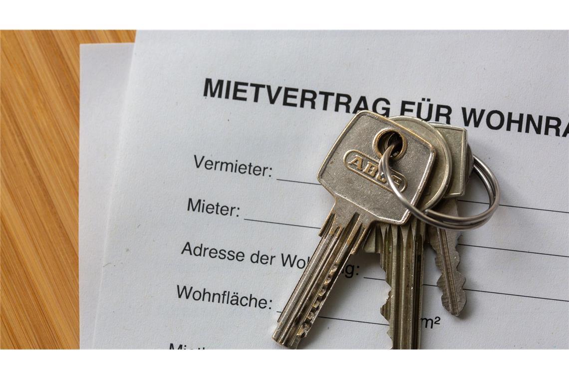 Wohnen wird immer teurer: Ein Mietvertrag für Wohnräume liegt zusammen mit Wohnungsschlüsseln auf einem Tisch.