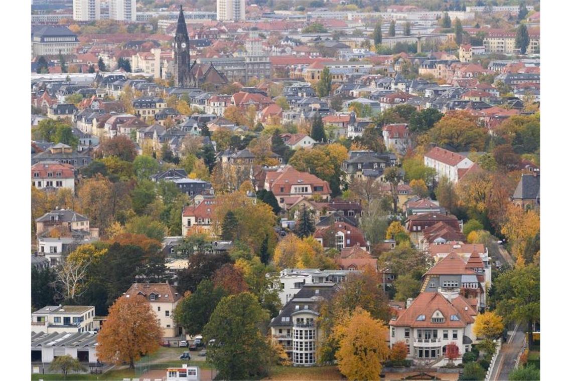 Wohnhäuser im Dresdner Stadtteil Blasewitz. Eigenheime in Deutschland haben sich in der Corona-Krise massiv verteuert. Foto: Sebastian Kahnert/dpa-Zentralbild/dpa