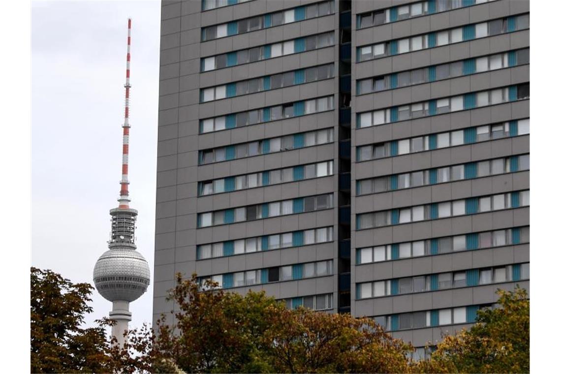 Berlin will erstmals explodierende Mieten einfrieren Wohnhäuser in Berlin vor dem Fernsehturm. Foto: Britta Pedersen/dpa-Zentralbild/dpa