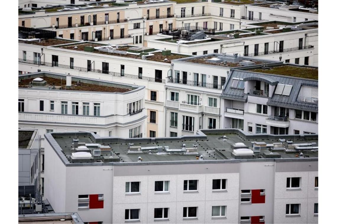Karlsruhe weist Eilantrag gegen Mietendeckel ab Wohnhäuser in der Nähe des Alexanderplatzes in Berlin. Foto: Christoph Soeder/dpa