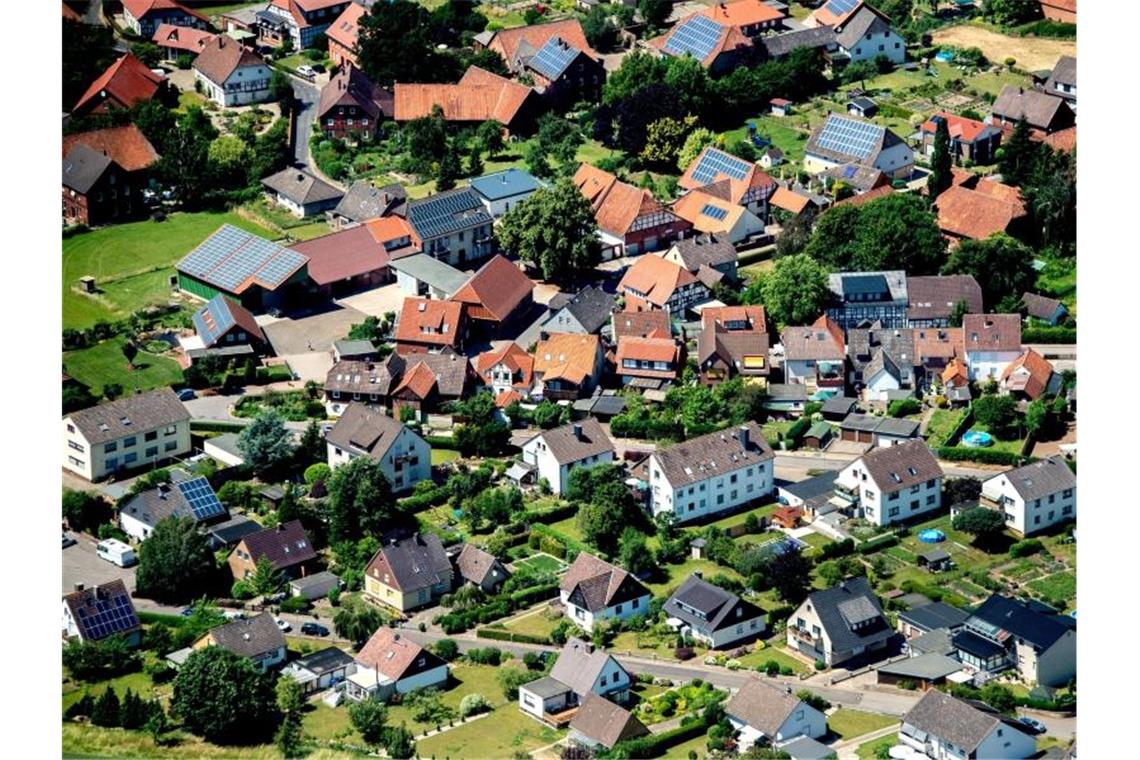Wohnhäuser stehen in einem Wohngebiet in Niedersachsen. Foto: Hauke-Christian Dittrich/dpa