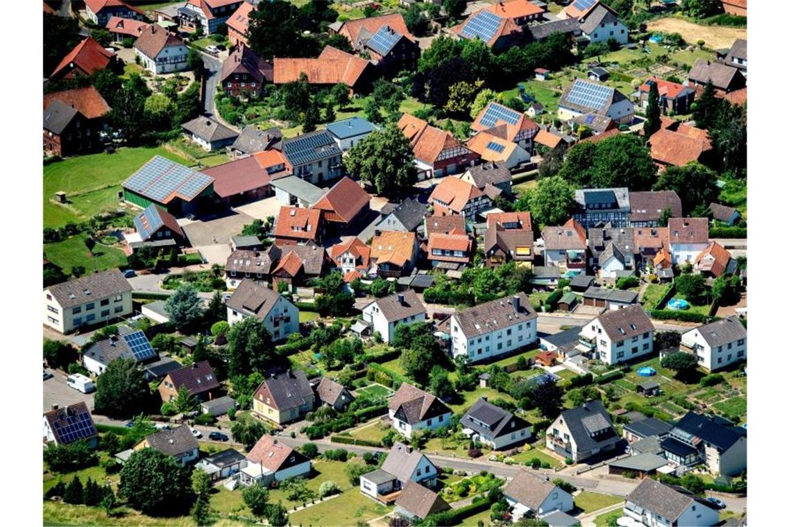Wie viel kostet das Traumhaus? Start-up legt Werte offen Wohnhäuser stehen in einem Wohngebiet in Niedersachsen. Foto: Hauke-Christian Dittrich/dpa