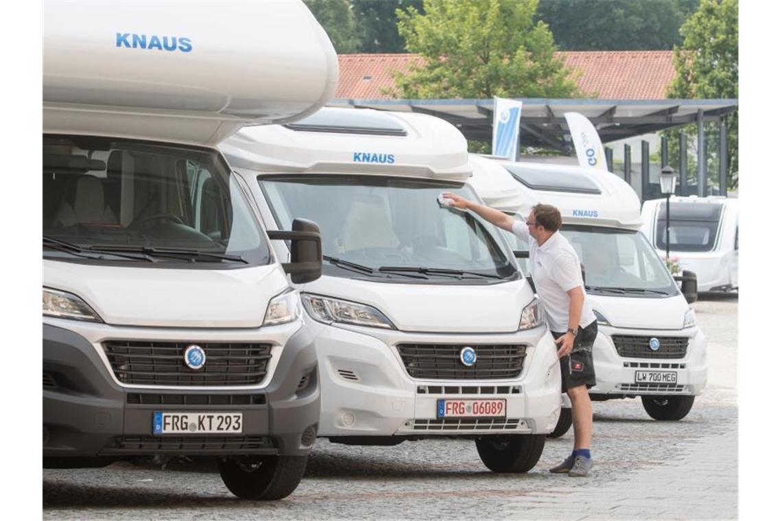 Wohnmobile des Caravan-Herstellers Knaus stehen warten auf Käufer. Foto: Armin Weigel