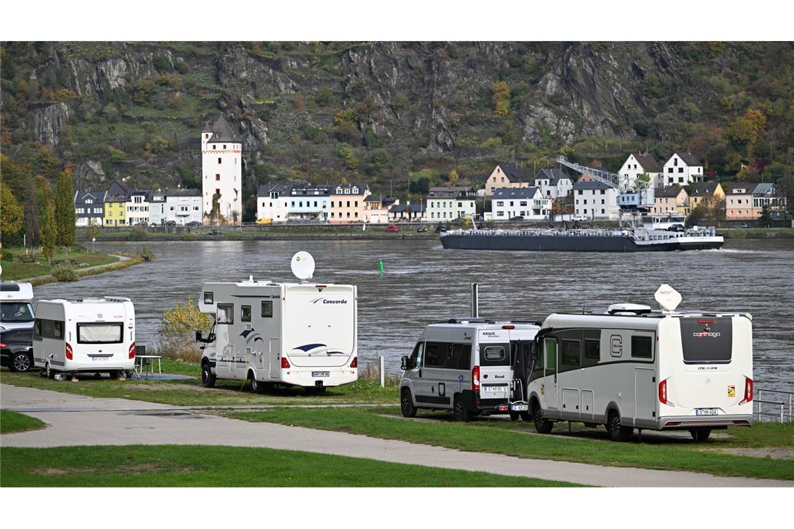 Wohnmobile stehen auf einem Campingplatz am Rhein bei St. Goar an der Loreley (Symbolbild).