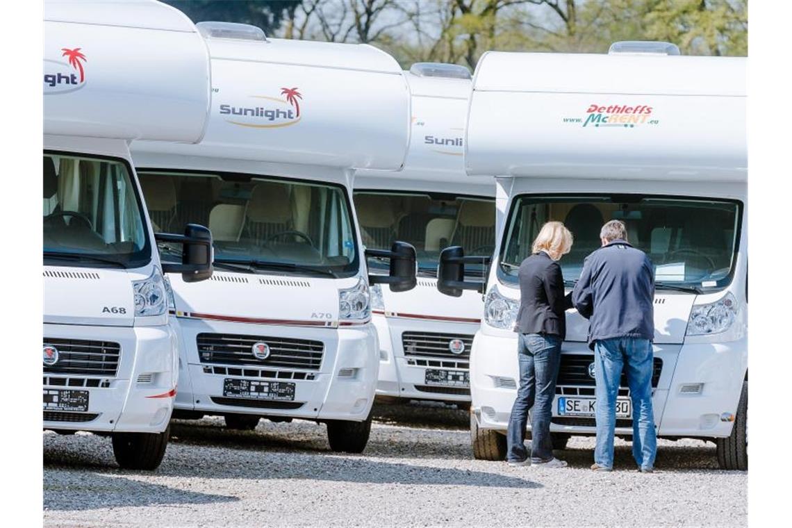 Zahl der Wohnmobile im Südwesten deutlich gestiegen Wohnmobile stehen auf einem Parkplatz nebeneinander. Foto: Markus Scholz/dpa/Symbolbild