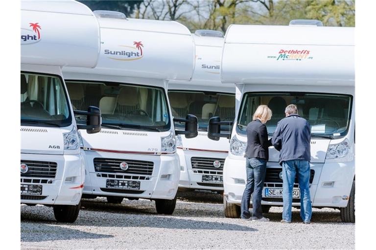 Wohnmobile stehen auf einem Parkplatz nebeneinander. Foto: Markus Scholz/dpa/Symbolbild