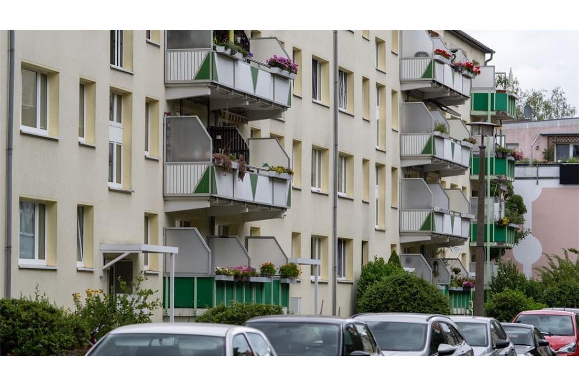 Wohnungen mit Balkon in einem Mehrfamilienhaus der Wohnungsgenossenschaft Köpenick Nord in der Lahmertstraße. 