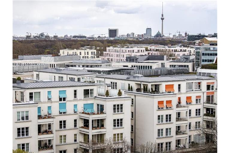 Wohnungen vor dem Berliner Fernsehturm. (Archivbild). Foto: Fabian Sommer/dpa