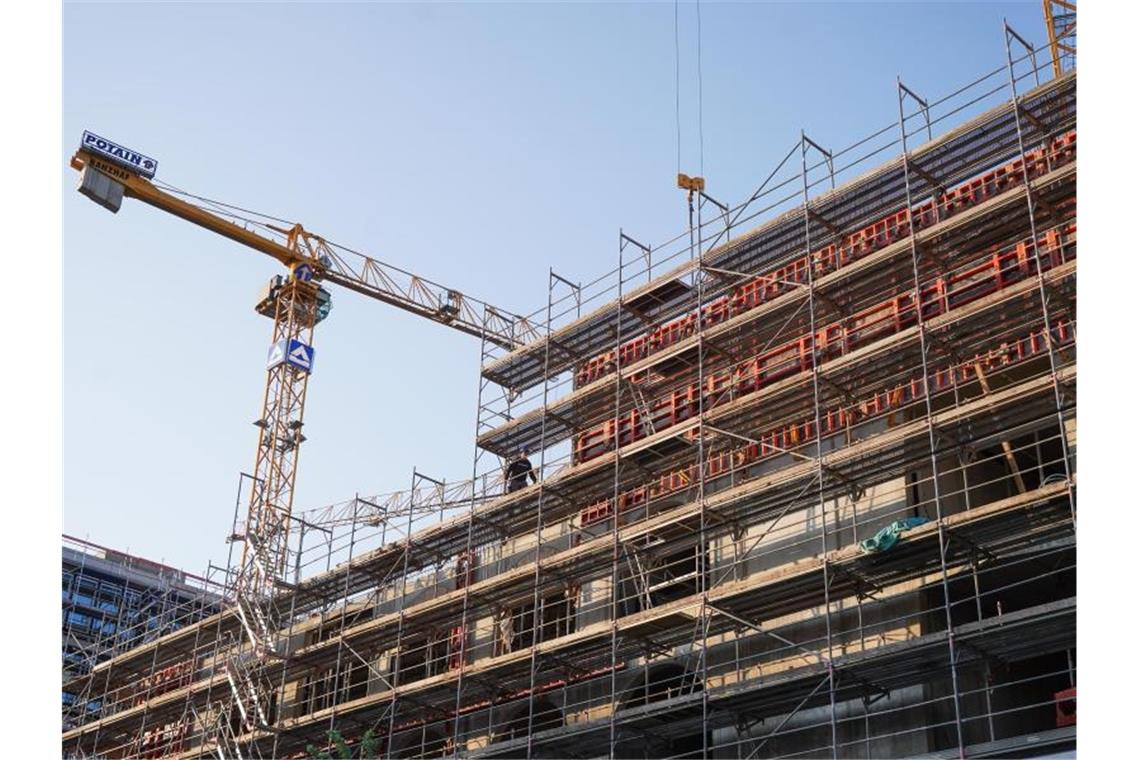 Stärkster Anstieg der Baupreise seit rund 51 Jahren Wohnungsbau in Berlin: Überdurchschnittlich stark haben sich Zimmer- und Holzbauarbeiten verteuert. Foto: Jörg Carstensen/dpa
