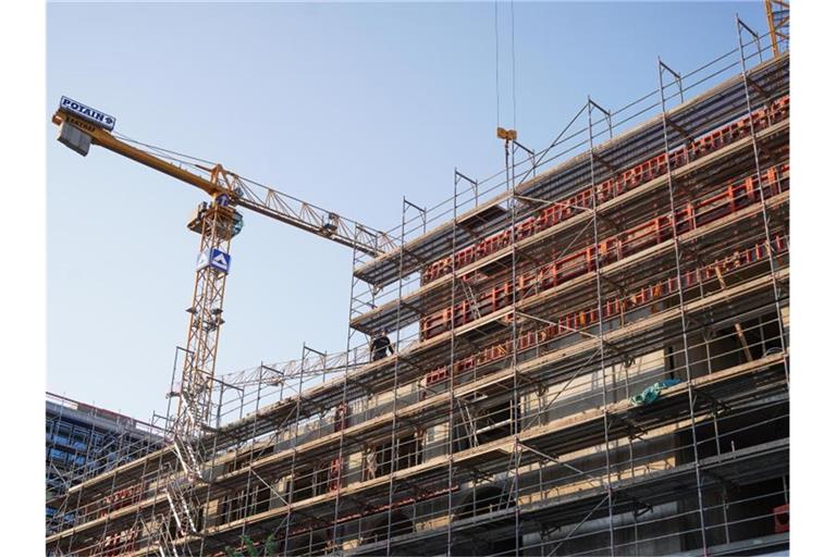 Wohnungsbau in Berlin: Überdurchschnittlich stark haben sich Zimmer- und Holzbauarbeiten verteuert. Foto: Jörg Carstensen/dpa