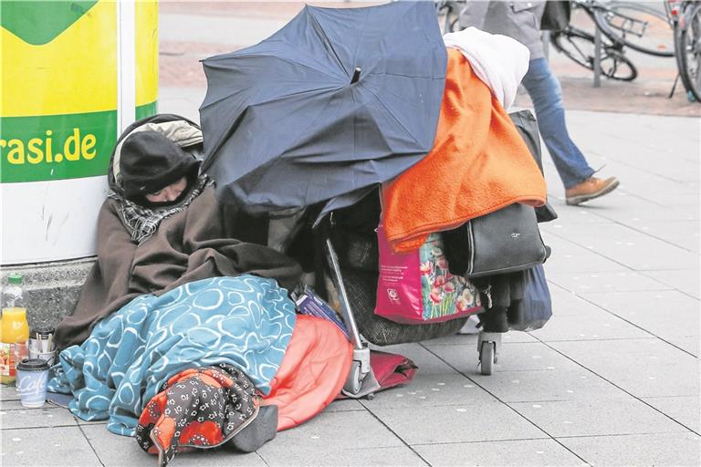 Wohnungslose gibt es auch im Rems-Murr-Kreis. Tagsüber sieht man sie ab und an auf den Straßen, doch nachts finden die meisten einen Platz in einer Notunterkunft und müssen bei Minustemperaturen nicht draußen schlafen. Foto: Imago