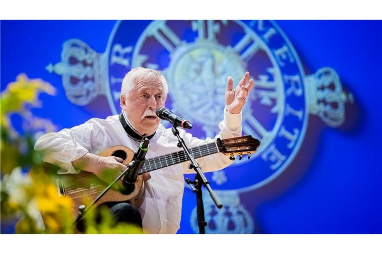 Wolf Biermann singt sein berühmtes Lied "Ermutigung".